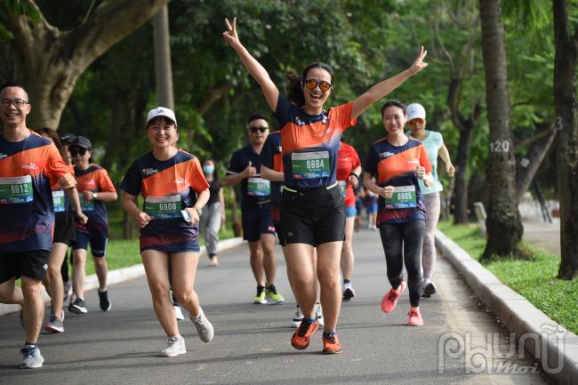 Giải chạy diễn ra ở 2 cự ly là là 6 km và 12 km nam và nữ.