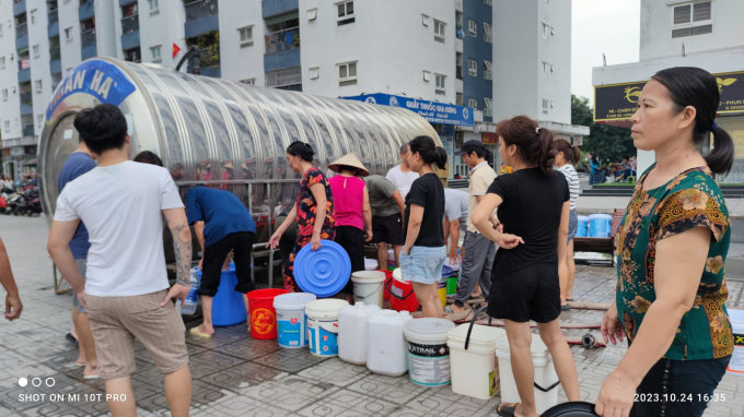 Mười ngày qua, nước sạch trở thành chủ đề được quan tâm nhất của những cư dân nơi đây. Đi đâu người ta cũng nhắc đến chuyện nước sạch, không có nước sạch để sinh hoạt, làm ăn…