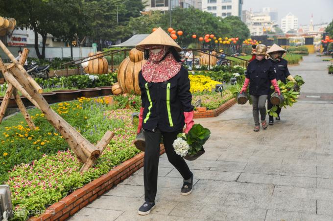   Các công nhân tất bật trang trí hoa vào tiểu cảnh, vệ sinh, mắc hệ thống điện, kiểm tra kỹ thuật...  