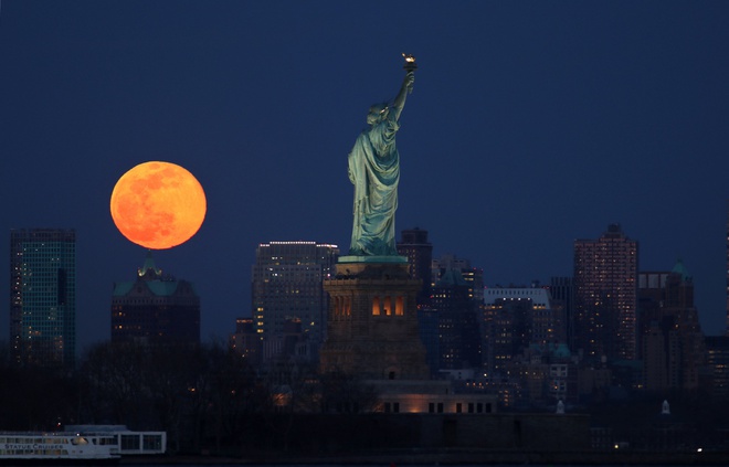           Siêu trăng giun tại New York, Mỹ. Ảnh: Newsweek.          