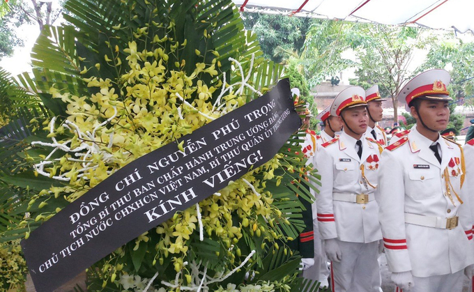 Vòng hoa của lãnh đạo Đảng và Nhà nước chuẩn bị được đưa vào lễ viếng. Ảnh: VnExpress.