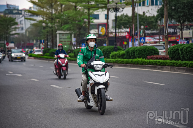 Một số tài xế xe công nghệ sử dụng dòng xe côn tay có dung tích xi lanh lớn tốn nhiều nhiên liệu đang khá chật vật. Sau khi tăng liên tục 7 kỳ điều chỉnh, giá xăng đã tăng hơn 31% từ giữa tháng 12/2021 tới nay. 