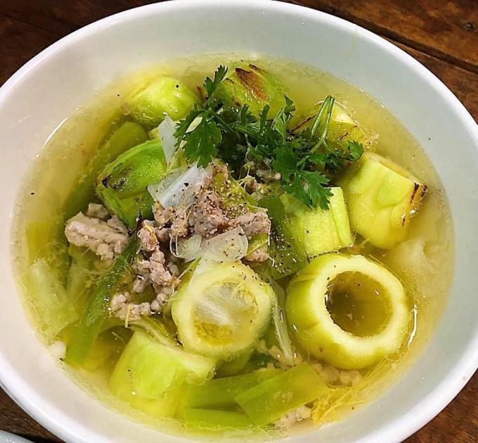 Hoa thanh long nấu thịt băm có vị ngọt mát, lại vừa sánh như soup