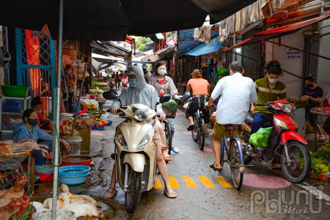 Việc lấn chiếm này khiến các phương tiện dừng đỗ và người đi lại gây khó khăn, nhất là thời gian cao điểm.