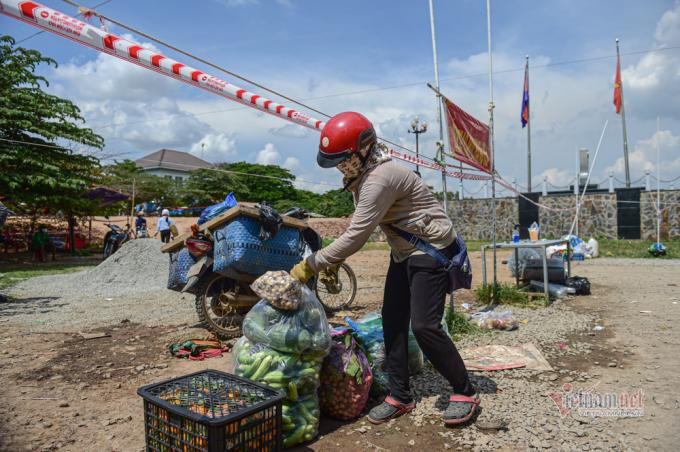 Người dân không trao đổi trực tiếp mà phải đặt hàng hoá xuống, lùi lại chờ người mua đưa tiền đặt lên bàn.