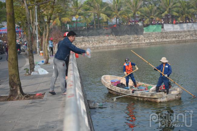 Nhiều người thấy lực lượng chức năng nên chọn các điểm không có ai túc trực thả cá và đồ cúng xuống hồ. 