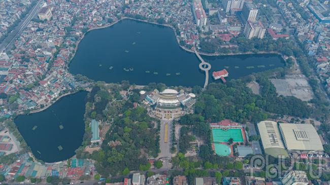 Công viên Tuổi trẻ Thủ đô (phường Thanh Nhàn, quận Hai Bà Trưng) từng là một trong 9 công trình trọng điểm của Hà Nội với tổng diện tích mặt bằng hơn 26,4 ha, chi tiết tỷ lệ 1/500 từ năm 2000, tổng mức đầu tư phê duyệt năm 2002 là 282 tỉ đồng. Công viên do Công ty TNHH MTV Đầu tư và Dịch vụ Tuổi trẻ Hà Nội xây dựng từ năm 2002. Tại đây có nhiều hạng mục như vòng quay mặt trời, cầu trượt nước, hồ tạo sóng, sông lười, bể vầy... với mục tiêu phục vụ nhu cầu vui chơi, giải trí của nhân dân.