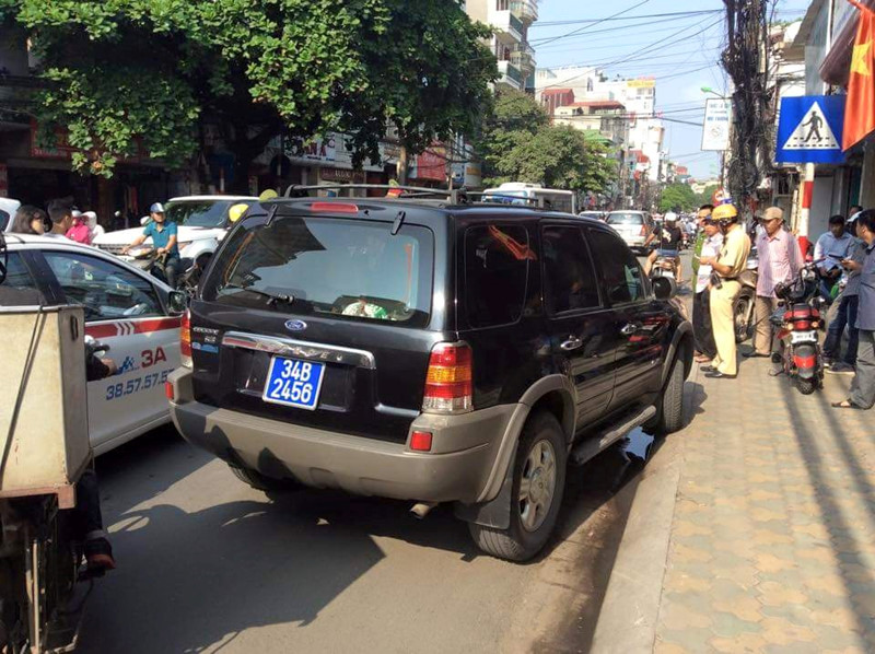 Cảnh sát giao thông có được dừng xe biển xanh, biển đỏ không?