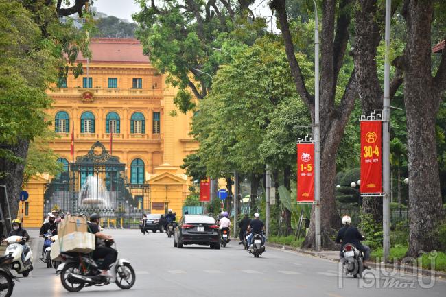 Băng rôn, khẩu hiệu trang trí trên đường Độc Lập.