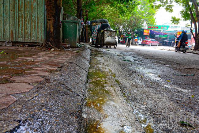 Tại điểm thu gom rác trên Đường Trương Công Gai, đoạn công viên Cầu Giấy, là điểm tập kết rác lớn, nước thải ngấm từ trong các xe rác chảy thành vũng gây bốc mùi diện rộng. Các hộ dân cư quanh đây hầu như phải đóng cửa cả ngày. Người đi bộ cũng không thể chịu nổi sự ô nhiễm của khu vực rác thải nên thường tránh đi qua đoạn đường này.