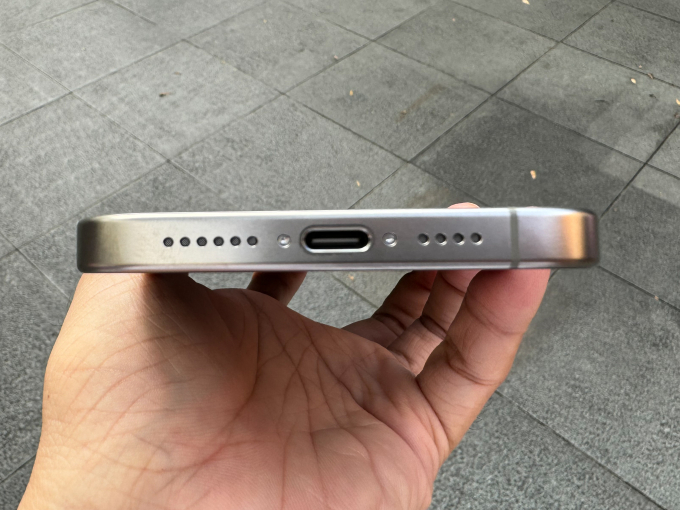 Mở hộp iPhone 15 Pro Max titan tự nhiên tại Singapore, phát hiện chi tiết mà nhiều người dùng sẽ thích