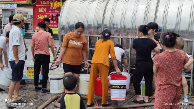 Tiết kiệm từng giọt, cả nhà chuẩn bị xô thùng chỉ chờ có nước xuống lấy, có người thậm chí chia sẻ đã 3 ngày không tắm vì không có nước... Mong ước của bất cứ cư dân nào tại KĐT Thanh Hà cũng chỉ là sớm có nước sạch