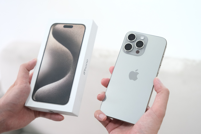   Nếu năm ngoái iPhone 14 Pro Max màu tím từng gây bão làng công nghệ thì với iPhone 15 Pro Max, đa số người mua sớm đều chọn phiên bản màu Titan tự nhiên. Phiên bản này vốn đang nhận được rất nhiều sự quan tâm từ người dùng tại Việt Nam lẫn trên thế giới!  