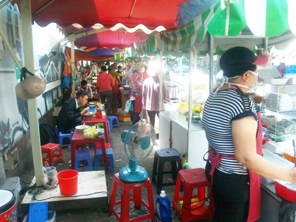 Không khí ảm đạm, trầm lắng đang bao trùm lên sinh hoạt thường nhật ở những khu mua sắm, vui chơi giải trí... (Ảnh: Tri Thức)