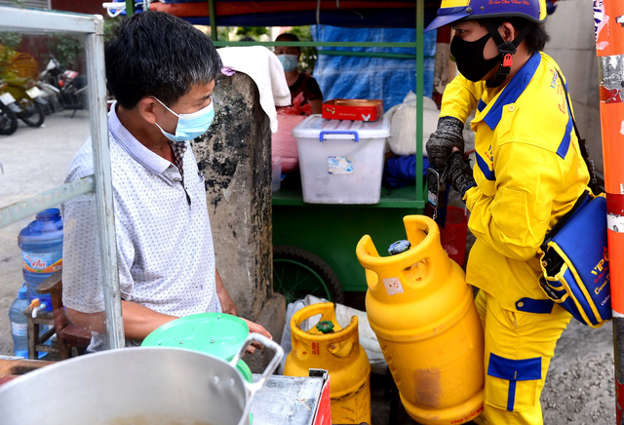 Giá gas tăng gây khó cho dân nghèo và dịch vụ ăn uống