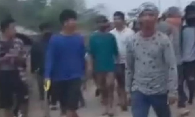 Những người đàn ông trong video ép hai phụ nữ diễu phố khỏa thân ở bang Manipur gây rúng động Án Độ. Ảnh: News Nine