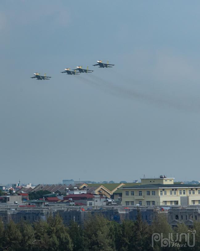 Tốc độ bay cao nhất của Su-30MK2 hơn 2.100 km/h, gấp 2 lần vận tốc âm thanh, lượng nguyên liệu đủ hoạt động phạm vi 3.000 km. Chiến đấu cơ có 12 giá treo, mang 8 tấn vũ khí. Giá mỗi chiếc kèm theo khí tài, trang bị lên đến hàng trăm triệu USD.