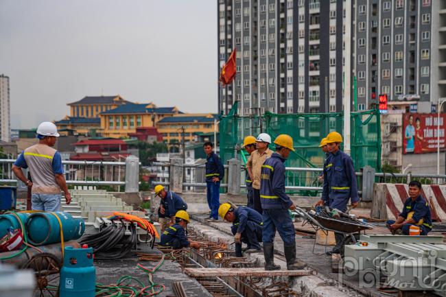 Công nhân đang đi công hoàn thiện các đoạn khớp nối cầu Vĩnh Tuy 