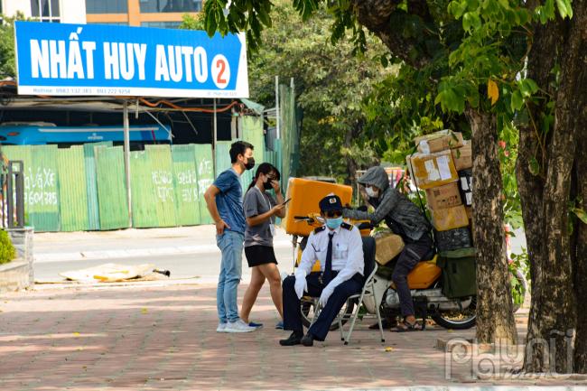 Nhiều người tìm bóng cây mát để tránh nóng.