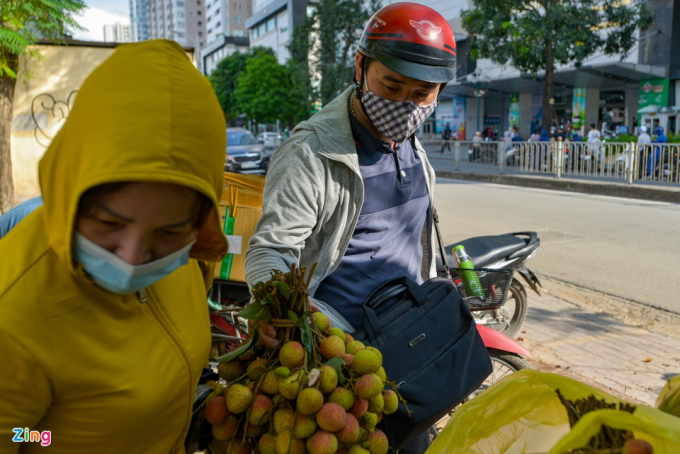           Giá vải thiều tại đây là 20.000 đồng/kg. Vì lượng người mua đông, nhóm quyết định đóng vải thiều vào các bao nylon, mỗi bao 10 kg, giá 200.000 đồng.          