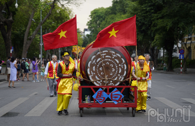 Đặc biệt, những người được chọn rước kiệu là người dân sống tại 18 phường của quận Hoàn Kiếm và số đông là đoàn viên thanh niên. 