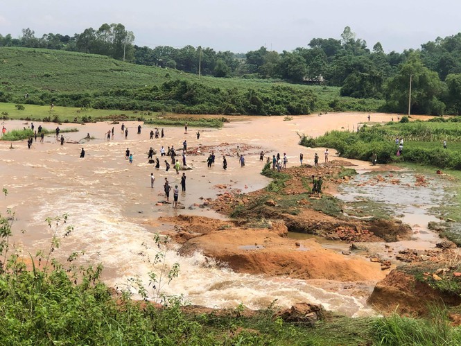   Tỉnh Phú Thọ khẩn trương di dời 17 hộ dân quanh đập.  