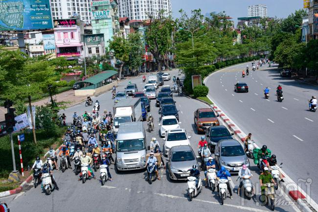 Đoạn Ngã Tư Sở người dân chờ đèn đỏ vẫn còn rất đông, không giống như đang giãn cách xã hội.