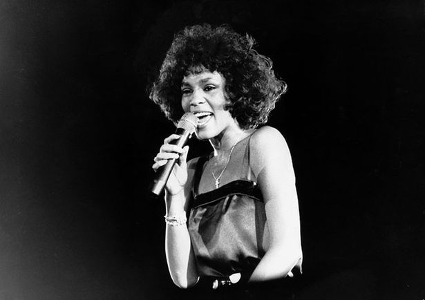 Whitney Houston: Từ cô bé hát Gospel trở thành diva nhạc Pop với chất giọng đa thanh kì lạ