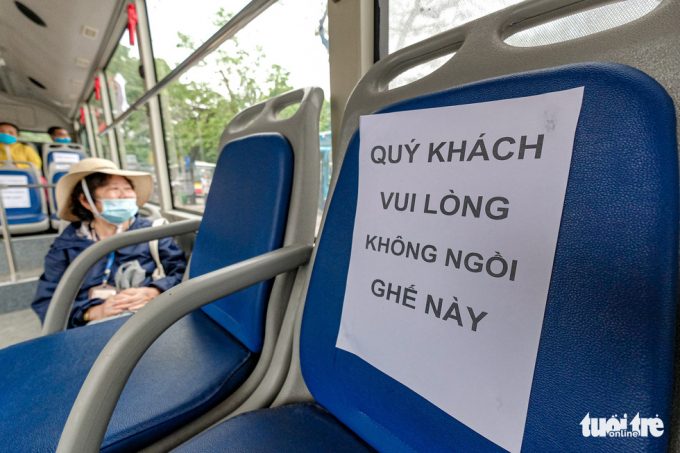 Các chuyến xe bus thực hiện giãn cách, khách đi xe không ngồi ghế sát nhau/ Ảnh; TTO