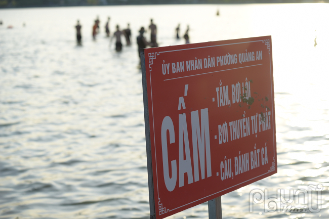 Mặc dù cơ quan chức năng đã cắm biển cấm bơi lội... do lo ngại nguy hiểm nhưng số người kéo đến đây khá đông.