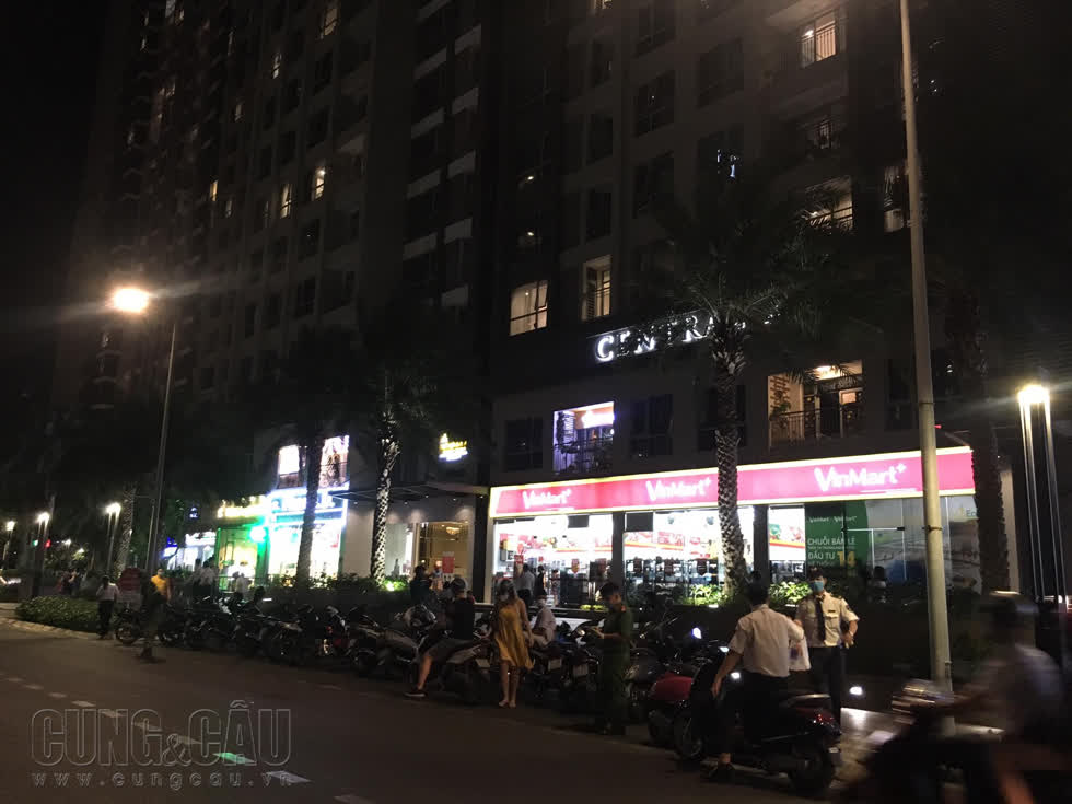 Cơ quan chức năng đã có mặt tại tòa Central 2 ở Khu đô thị Vinhomes Central Park tối 21/3. 