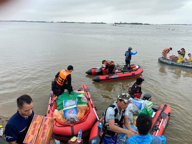   Đội sử dụng cano và SUP để vận chuyển lương thực đến tận nhà người dân. (Ảnh: Biệt đội cano 0 đồng)  