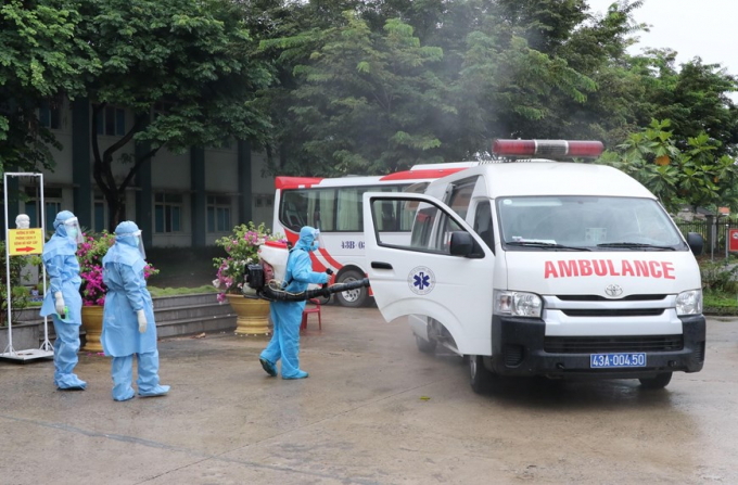   Công tác khử khuẩn được thực hiện nghiêm ngặt đối với tất cả các phương tiện đi ra và đi vào khu vực. (Ảnh: Quốc Dũng/TTXVN)  