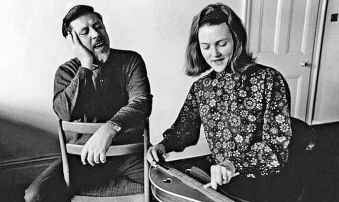 Ewan MacColl và người bạn đời Peggy Seeger