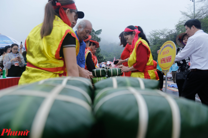         Những chiếc bánh chưng sau khi được các nghệ nhân hoàn thành sẽ được mang ra bàn trưng bày để ban giám khảo chấm điểm        