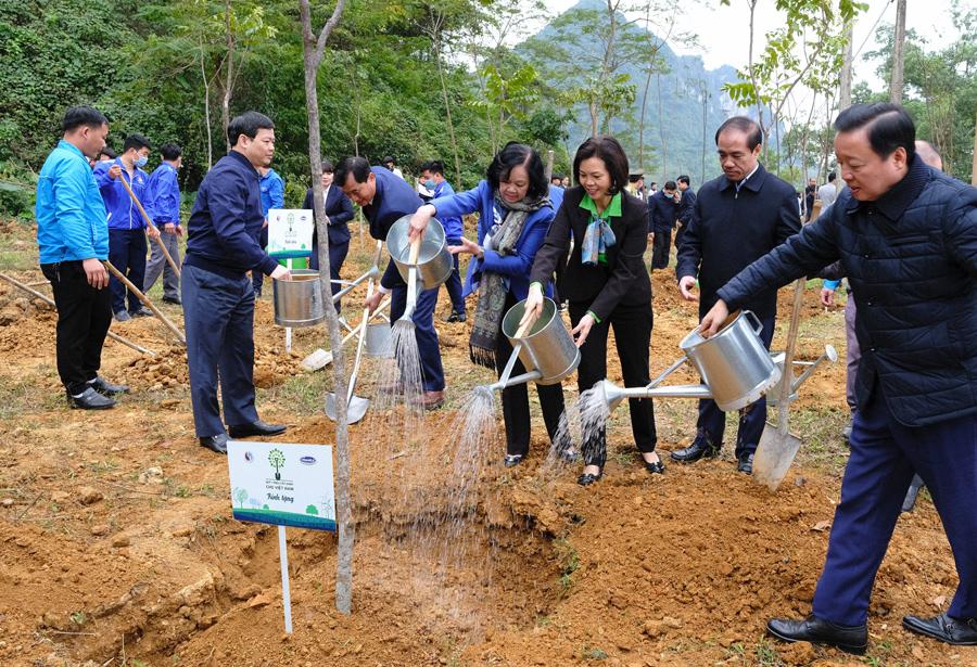 Ủy viên Bộ Chính trị, Bí thư Trung ương Đảng, Trưởng Ban dân vận Trung ương Trương Thị Mai; Bộ trưởng Trần Hồng Hà; Bí thư Tỉnh ủy Chẩu Văn Lâm; bà Bùi Thị Hương - Giám đốc Điều hành Hành chính - Nhân sự - Đối ngoại, Công ty Cổ phần Sữa Việt Nam trồng cây Khu di tích Lán Hang Thia.