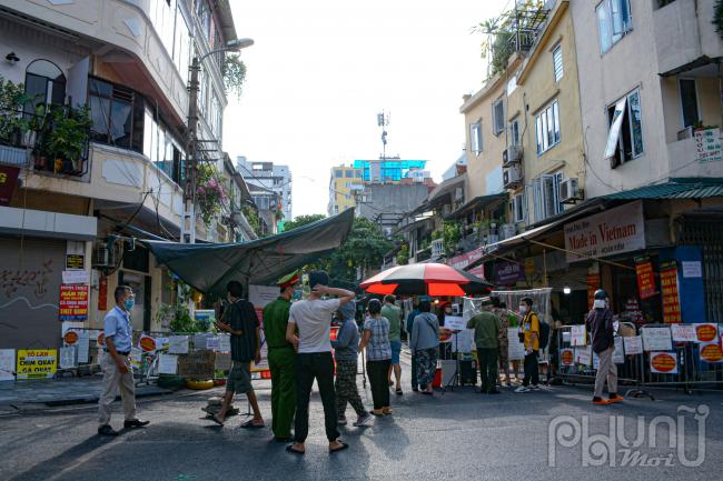 Chợ Hàng Bè được chia làm 3 cổng, rào chắn và lực lượng chức năng hoạt động bảo vệ nhắc nhở quản lý người dân thực hiện đúng theo yêu cầu đề ra.