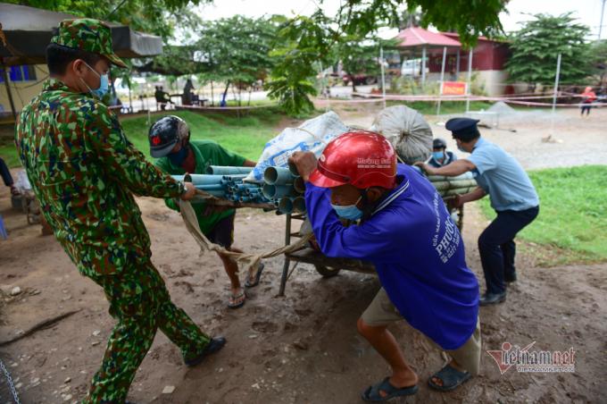 Bộ đội, hải quan phụ giúp người dân chở hàng hoá.