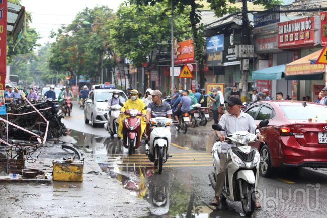 Mặt bằng rộng khoảng 120 m2 này được gia đình nạn nhân thuê kinh doanh đã lâu, chỉ có một lối ra vào là cửa cuốn ở chính diện. Đây có thể là nguyên nhân dẫn tới những người trong nhà không thể thoát ra ngoài. Theo mô tả của hàng xóm, đám cháy xảy ra lúc rạng sáng không có bất cứ tiếng nổ nào mà chỉ có khói và lửa nghi ngút thoát ra ngoài.