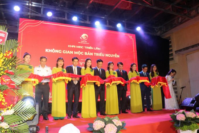   Cắt băng khai mạc triển lãm “Không gian Mộc bản triều Nguyễn” tại Trung tâm Lưu trữ quốc gia IV.  