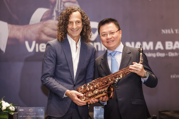 Kenny G và ông Lê Quốc Minh -  Uỷ viên Trung ương Đảng, Tổng biên tập Báo Nhân Dân, Phó trưởng Ban Tuyên giáo Trung ương, Chủ tịch Hội Nhà báo Việt Nam.