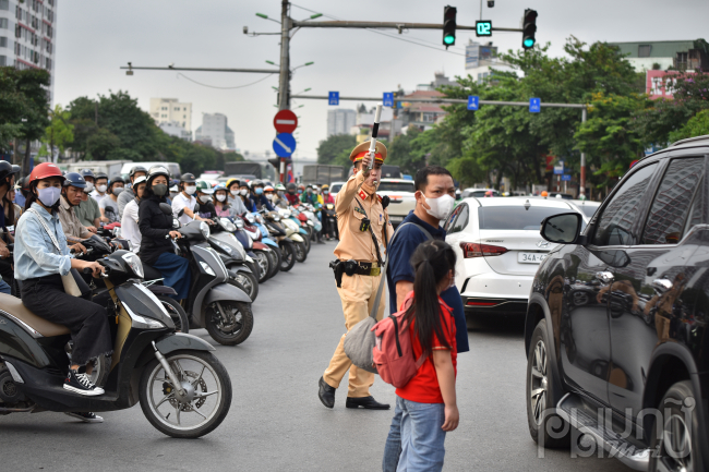 Lực lượng CSGT được bố trí tại các ngã tư căng mình phân làn