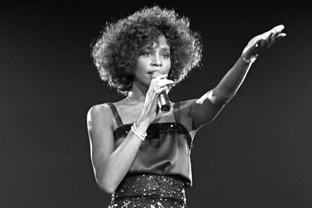 Whitney Houston: Từ cô bé hát Gospel trở thành diva nhạc Pop với chất giọng đa thanh kì lạ