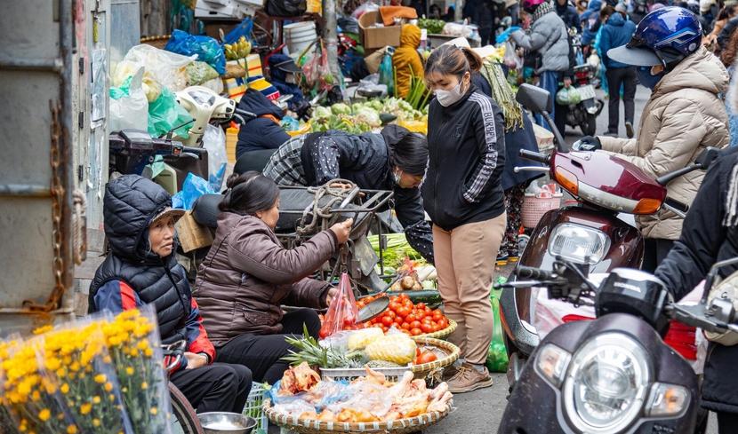 Người Hà Nội tất bật sắm lễ cúng rằm cuối cùng năm Quý Mão - Ảnh 2.