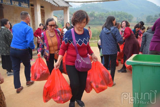 Câu lạc bộ Nhà báo nữ Việt Nam tặng quà từ thiện cho 102 hộ nghèo, cận nghèo tại Yên Bái