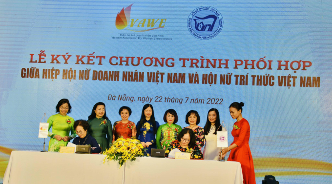 TS. Phạm Thị Mỵ - Phó Chủ tịch thường trực Hội Nữ trí thức Việt Nam (thứ 3 từ phải sang) và bà Nguyễn Thị Bảo Hiền- Phó Chủ tịch Hiệp hội Nữ doanh nhân Việt Nam (thứ hai từ trái sang) cùng ký kết Chương trình phối hợp giai đoạn 2022 - 2027