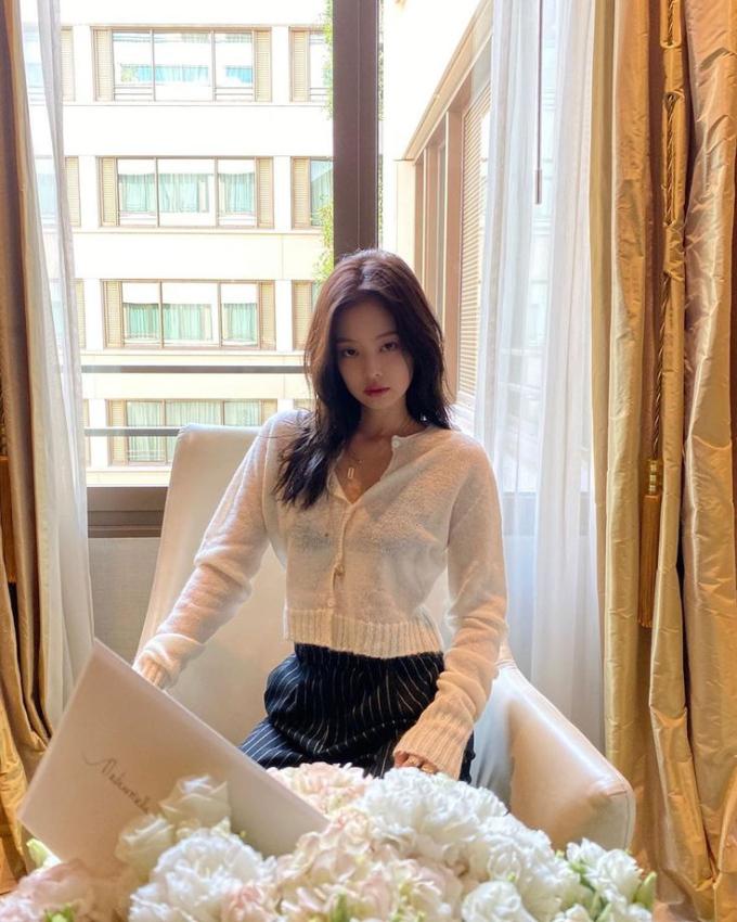 Nếu thường xuyên theo dõi Instagram của Jennie, bạn sẽ thường xuyên bắt gặp kiểu áo cardigan màu be dáng ngắn siêu tối giản được nữ idol vô cùng yêu thích. Ưu điểm của mẫu áo này chính là tông màu phù hợp với nhiều loại da và rất dễ kết hợp màu sắc. Bên cạnh đó, kiểu dáng lửng cũng giúp người mặc trông sành điệu và trẻ trung hơn. Jennie thường phối mẫu áo này với quần jeans hoặc quần ống rộng thoải mái. 