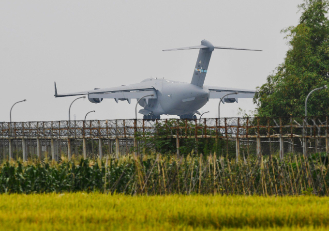 C-17 hạ cánh xuống Nội Bài sáng nay 3/9. Ảnh: Hoàng Anh