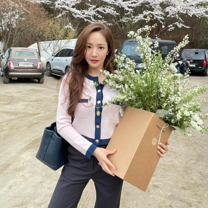   Những mẫu cardigan trong tủ của Park Min Young thường có kiểu cách khá nữ tính và dịu dàng. Đơn cử là chiếc áo màu hồng phấn được phối viền xanh cực ''iu'' này. Em áo này sẽ là lựa chọn vô cùng phù hợp cho những ngày trời se lạnh. Các chị em có thể sắm theo để diện đi làm hay đi chơi đều hợp lý.   