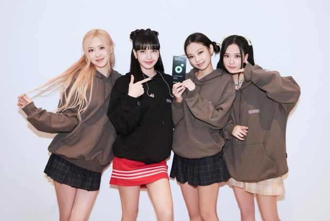 Nhiều antifan gọi aespa là bản sao không hoàn hảo của BLACKPINK, do đó, 2 fandom luôn cảm thấy nhạy cảm khi nhắc đến nhau